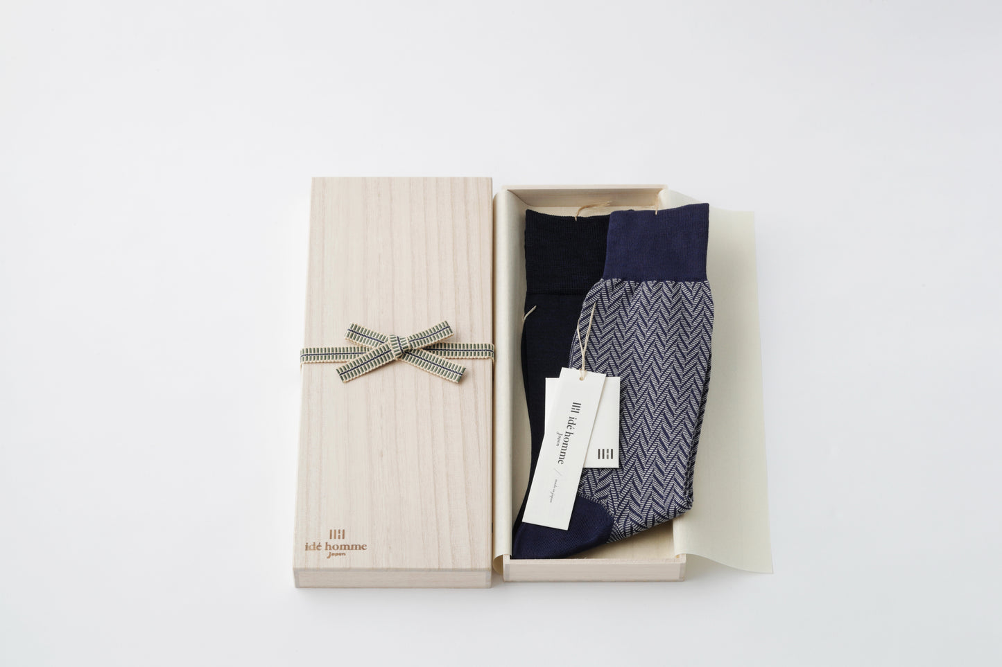 【最高品質の粋を贈る】ide homme 桐箱入り2種シルクソックス 鉄紺