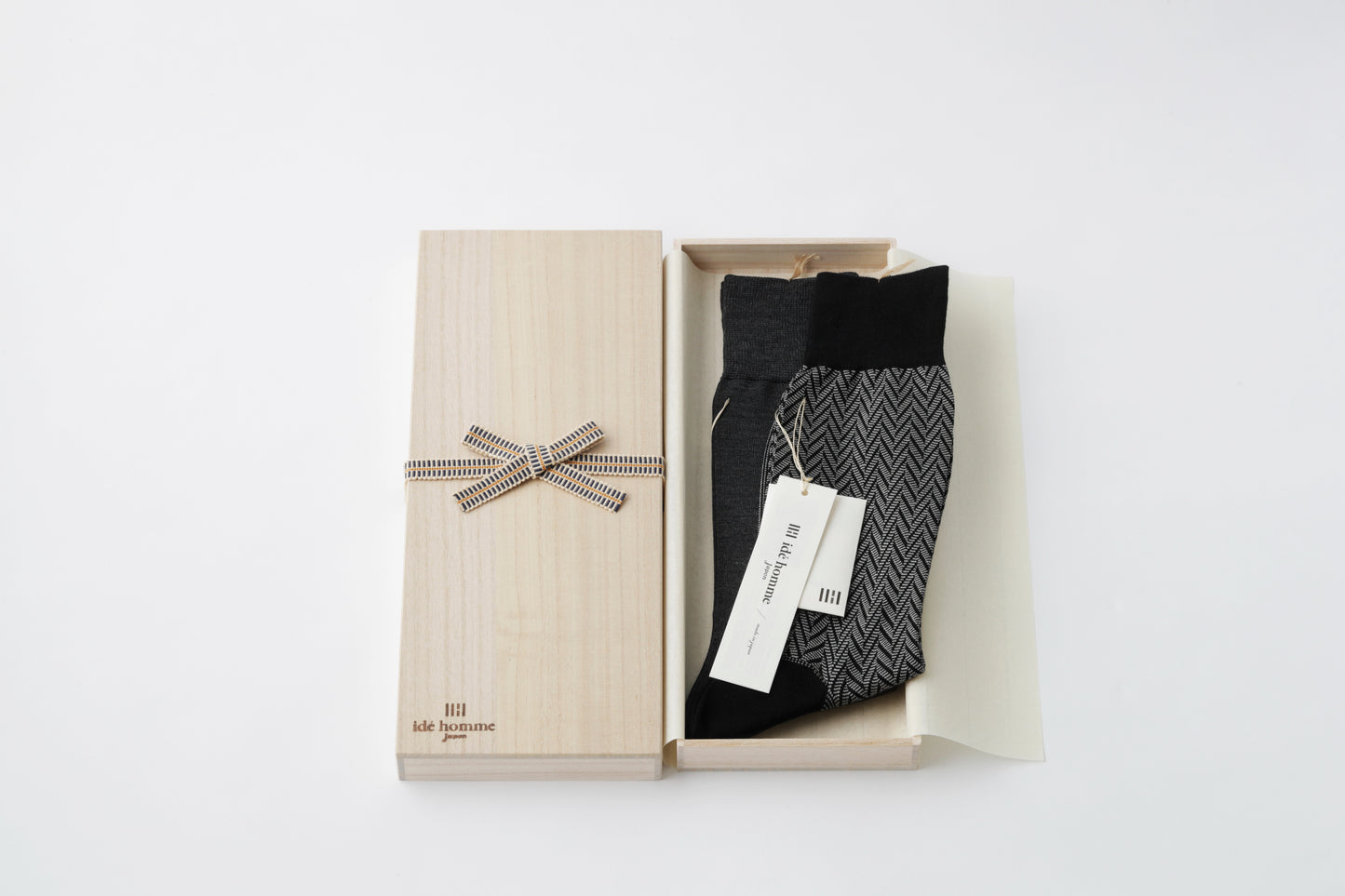 【最高品質の粋を贈る】ide homme 桐箱入り2種シルクソックス 消炭色