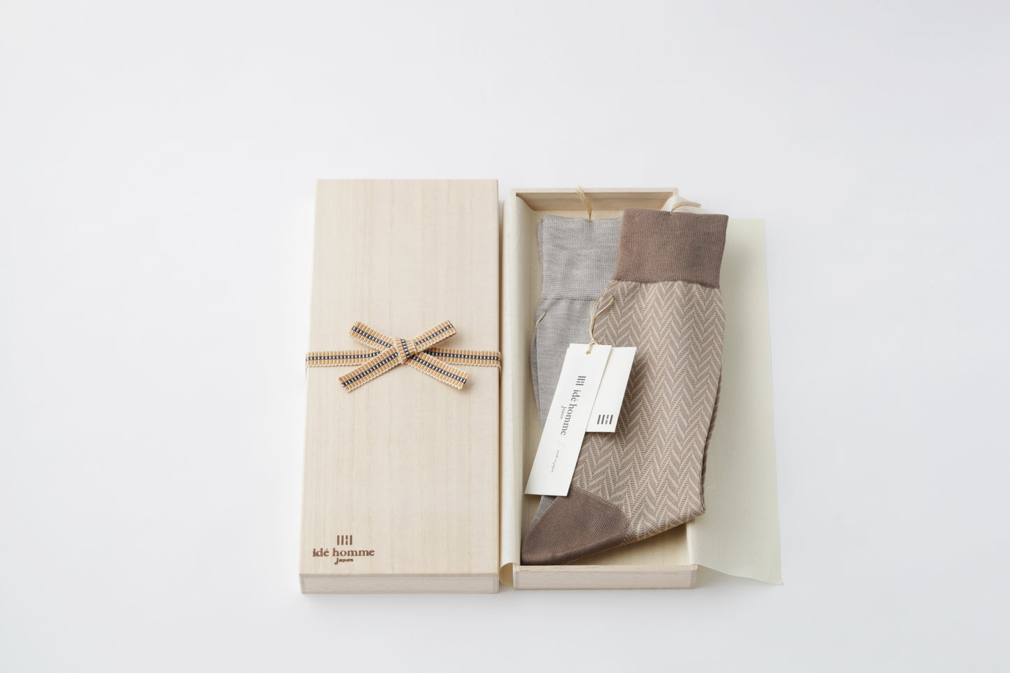 【最高品質の粋を贈る】ide homme 桐箱入り2種シルクソックス 砂色